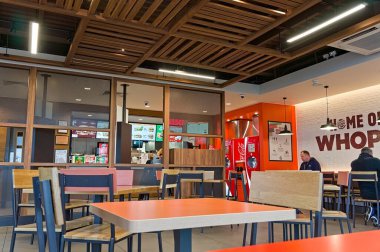 Turuncu, kahverengi ve bej dekorasyonlu Yeni Burger King gıda mağazası. Boston Lincs