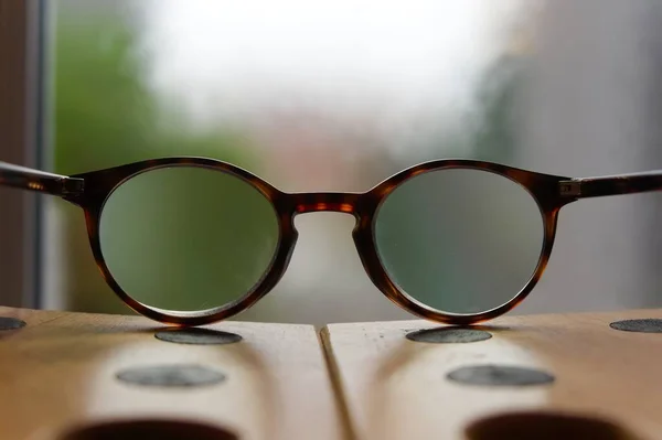 Olhando Através Óculos Uma Mesa Com Desfocado Janela Luz Fundo — Fotografia de Stock