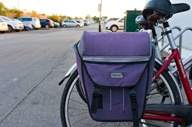 İngiliz süpermarketinin dışındaki bisiklet parkında alışveriş yapan bir bisiklet. 