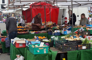 İnsanlar açık hava pazarındaki meyve ve sebze tezgahında. Geniş Bargate BOSTON, 