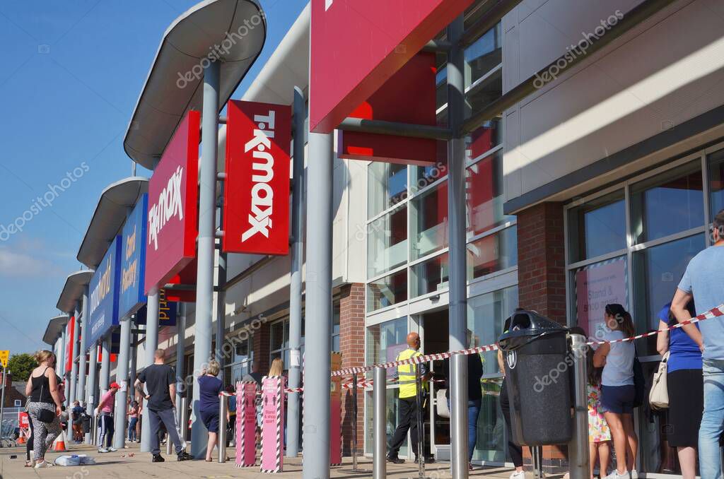 personas sociales distanciamiento en una cola fuera de TK Max y otras