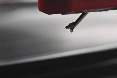Kayıt için arka planda yumuşak odaklı, kayıt çalan stylus 'a aşırı yakın çekim