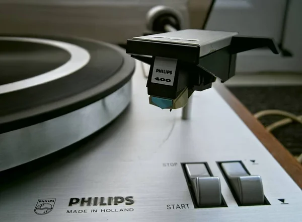 Close Van Vintage Philips 308 Recorddeck Met Gedefocuste Achtergrond — Stockfoto