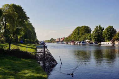 Bahar mevsiminde Witham nehri. Uzaktaki limana demirlemiş tekneler var. Boston Hughnshire İngiltere