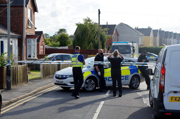 Офицеры полиции и машины, скрывающиеся за записью с места преступления на Уайбертон-Уэст-Роуд после взрыва, в результате которого были эвакуированы близлежащие дома. БОСТОН Линкольншир,