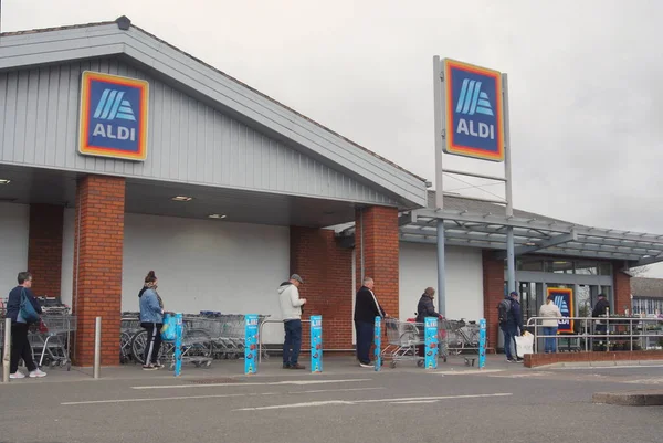 Mensen Sociale Afstand Nemen Een Wachtrij Buiten Aldi Supermarkt Tijdens — Stockfoto