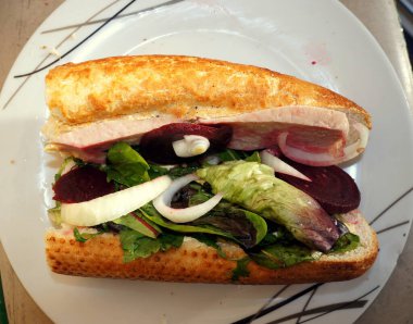 Jambonlu ve sebzeli sandviç.