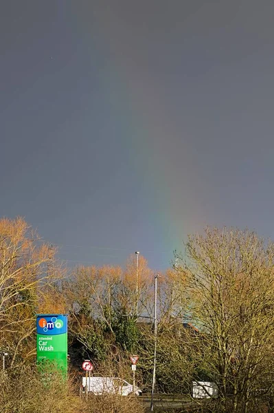 Regenbogen Himmel Mit Imo Autowaschanlage Wegweiser Hinter Bäumen Der Ferne — Stockfoto