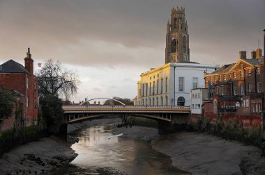St.Botolph 'un kilisesi ve Haven (Witham) BOSTON the UK nehri üzerindeki toplantı odaları ile eski kasaba köprüsü.