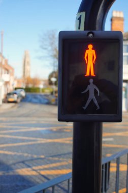 Boston Stump 'ın yumuşak odak arka planında yaya geçidinin bekleme işareti. BOSTON Hughnshire 