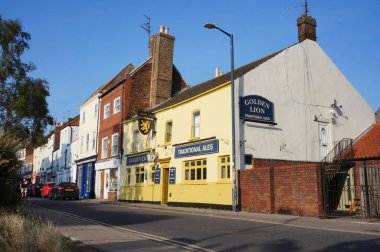 Golden Lion Pub, BÜSTON the BÜYÜK the High Street 'te sarıya boyanmış.,
