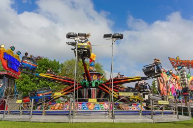 Çocuklar Extreme eğlence gezisinde parktaki yıllık Mayfair 'de