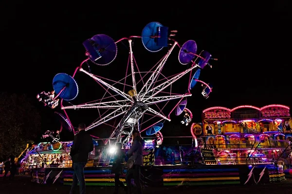 People Riding Spinning Fairground Ride Night Time Mayfair Boston Lincolnshire — Stockfoto