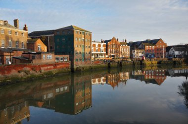 Witham nehrinin kıyısındaki binalar öğleden sonra güneşli.