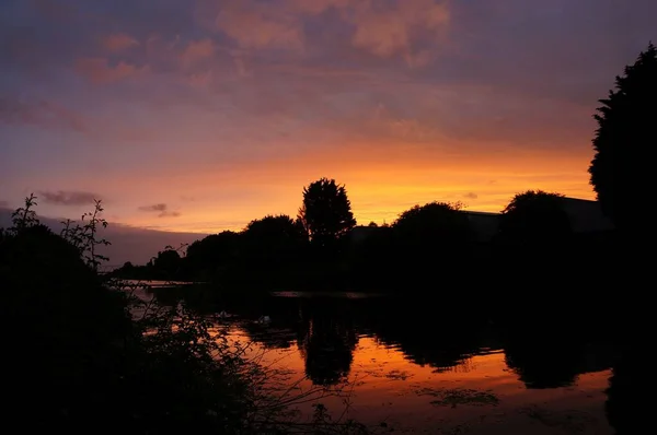 Atemberaubender Sonnenuntergang Mit Spiegelungen Über Der Fuß Wasserstraße Boston — Stockfoto