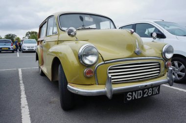 Bir otoparkta haki yeşili BMC Morris Minor Traveller. Spalding Lincs