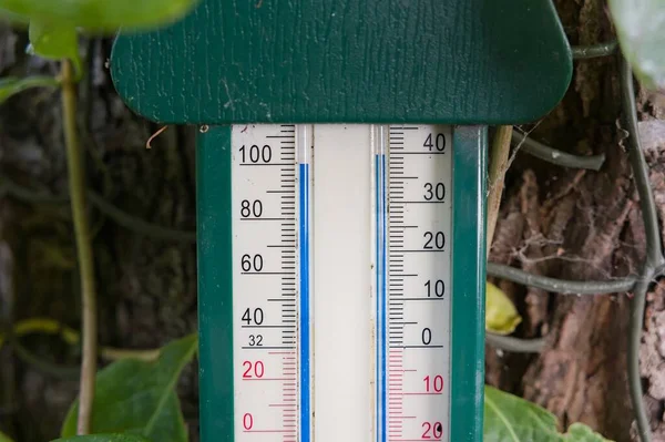 Close Thermometer Showing Close 40C 103F Record Breaking Summers Day — Foto de Stock