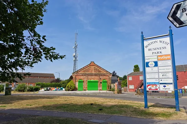 Güneşli bir yaz gününde ön planda bilgilendirme işareti olan Boston West İş Parkı. Boston İngiltere