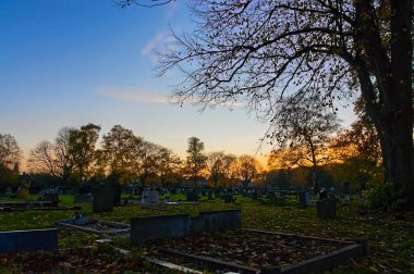 Victoria Mezarlığı 'nda sonbahar günbatımlı bir mezarlık. Boston Lincs..