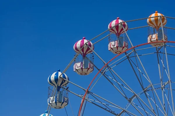 Feche Passeio Justo Roda Gigante Contra Céu Azul — Fotografia de Stock