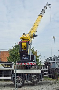 Vinç ve büyük bir kamyon, Boston Lincs 'teki hasarlı bir köprüden enkaz kaldırıyor..