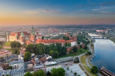 Güneşli bir sabahta Vistula Nehri 'nde Wawel. Krakow, Polonya.