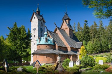 Karpacz, Polonya - 19 Mayıs 2022: Karpacz 'daki Vang Stave Kilisesi - kilise mezarlığından görüş.