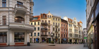 Torun, Polonya - 17 Mayıs 2022: Kraliçe Jadwiga ve Eski Garbary caddelerinin kesişimi.