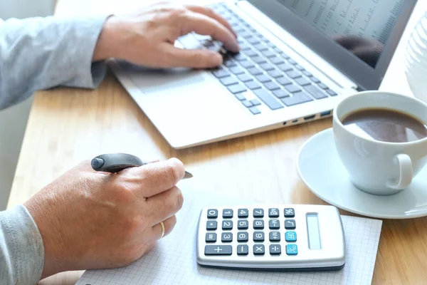 Handen Van Een Oudere Vrouw Die Werkt Een Laptop Een — Stockfoto