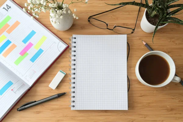 Cuaderno Espiral Blanco Maqueta Escritorio Madera Con Organizador Café Vasos — Foto de Stock