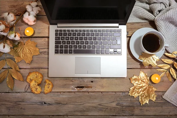 Computador Portátil Xícara Café Uma Mesa Madeira Rústica Decorada Com — Fotografia de Stock