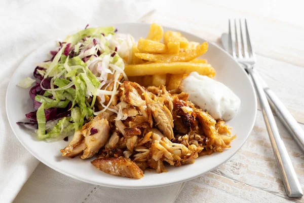 Doner Kebab Kippenvlees Met Frietjes Salade Tzatziki Dip Een Wit — Stockfoto