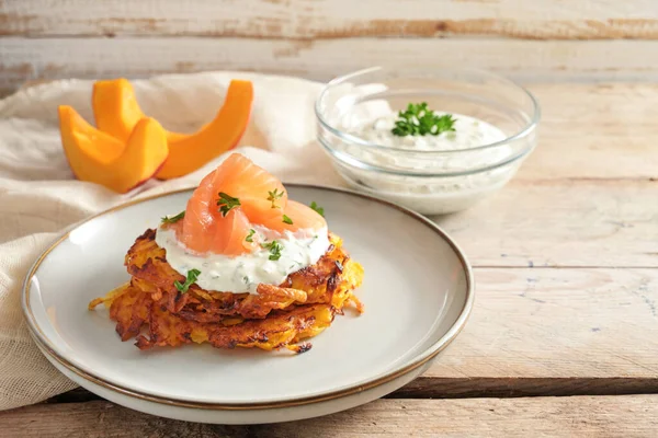 Plantaardige Fritters Pannenkoeken Van Rode Kuri Pompoen Met Roomkaasdip Gerookte — Stockfoto