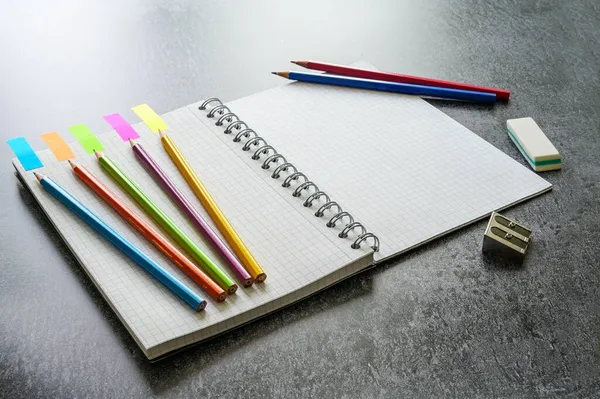 Mesa Trabalho Criativa Com Caderno Espiral Lápis Coloridos Suprimentos Uma — Fotografia de Stock