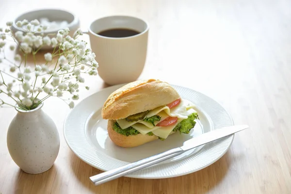 Σάντουιτς Ρολό Τυρί Και Μια Κούπα Καφέ Για Πρωινό Μεσημεριανό — Φωτογραφία Αρχείου