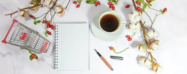 Winkelwagen Blanco Notitieboekje Mock Koffiebeker Een Lichte Marmeren Tafel Met — Stockfoto