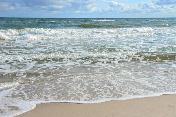 Ondas Mar Com Espuma Flutuando Praia Areia Céu Azul Com — Fotografia de Stock