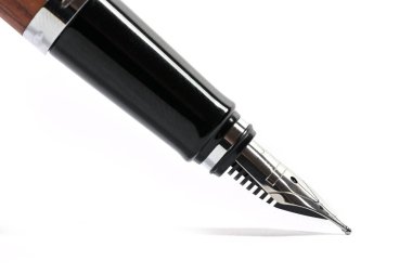 Beyaz arkaplanda küçük bir gölgeyle izole edilmiş, seçili odak ve dar alan derinliğinde, bir dolmakalem detayı