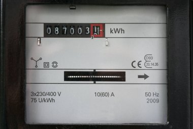 Elektrik sayacı evde harcanan kilovat saatleri, artan enerji fiyatları sırasında enerji tüketimine tasarruf kavramı, seçili odak