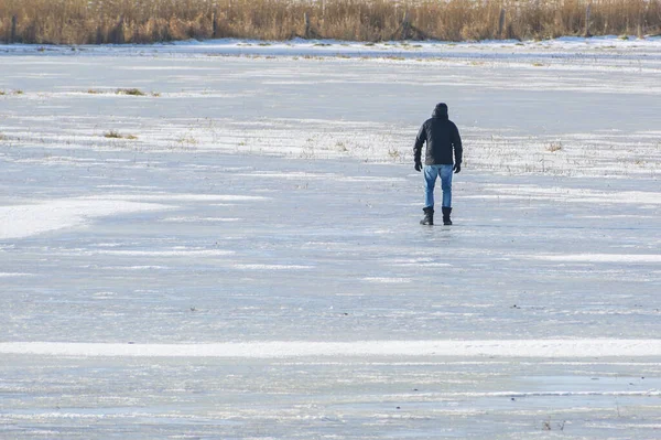 Muž Zezadu Stojící Ledě Zamrzlého Jezera Veselá Zimní Aktivita Nebo — Stock fotografie