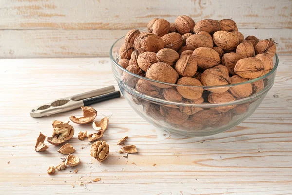 Ekologiska Höstnötter Skål Hela Och Spruckna Hälsosam Hjärnmat Med Vitaminer — Stockfoto