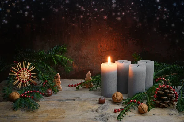 第一修院点着四支蜡烛中的一支 圣诞装饰像坚果 稻草星 圆锥和冷杉枝条 衬托着深褐色的背景 复制空间 选定焦点 — 图库照片