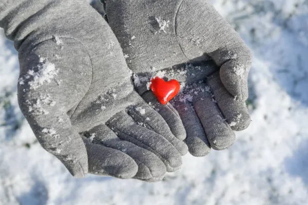 Mãos Luvas Segurando Pequeno Coração Vermelho Vidro Com Pouco Neve — Fotografia de Stock