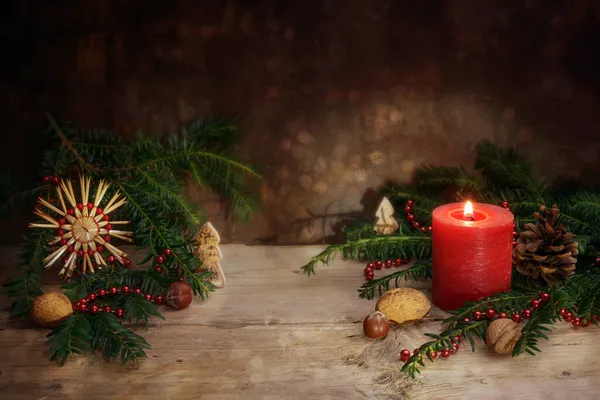 红色的蜡烛 有冷杉枝干 稻草星和坚果作为圣诞礼物 在深褐色背景下的乡村木板上装饰 复制空间 选定的焦点 狭窄的田野深度 — 图库照片