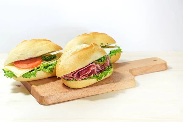 Tres Rollos Sándwich Rematados Con Salami Queso Huevo Tablero Cocina — Foto de Stock