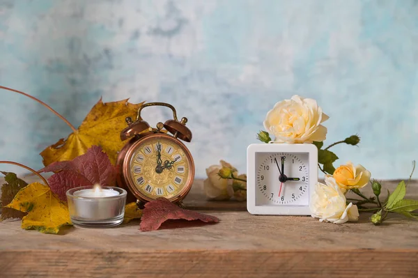 Cambio Reloj Dos Relojes Alarma Estilo Retro Moderno Que Muestra —  Fotos de Stock