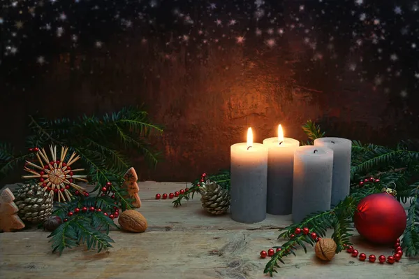 Advent Zwei Von Vier Kerzen Angezündet Rote Christbaumkugel Strohstern Tannenzweige — Stockfoto