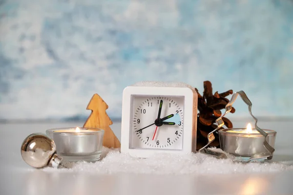 시간으로 시계는 파란색 배경에 크리스마스 깊이의 — 스톡 사진