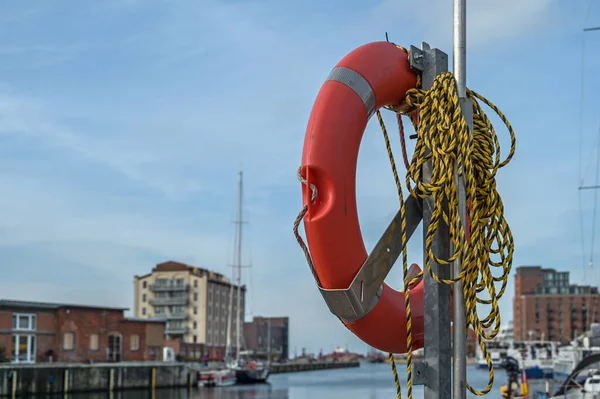 Orangefarbener Rettungsring Mit Seil Kai Alten Hafen Von Wismar Der — Stockfoto