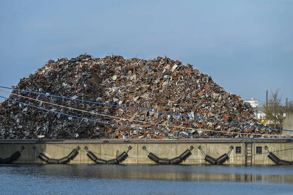 バルト海 青い空 コピースペース 選択されたフォーカス上のWismarの貨物ポート内の岸壁上の貴重な材料リサイクルのためのスクラップ金属の大きなヒープ — ストック写真